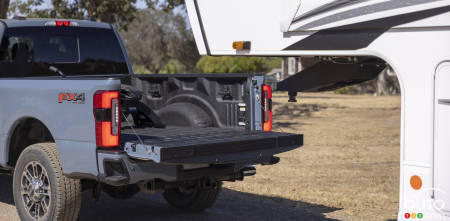 Ford Super Duty 2023, hayon et caméra en opération